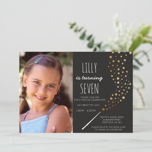 Magic thema foto verjaardag feestuitnodiging kaart (Staand voorkant)