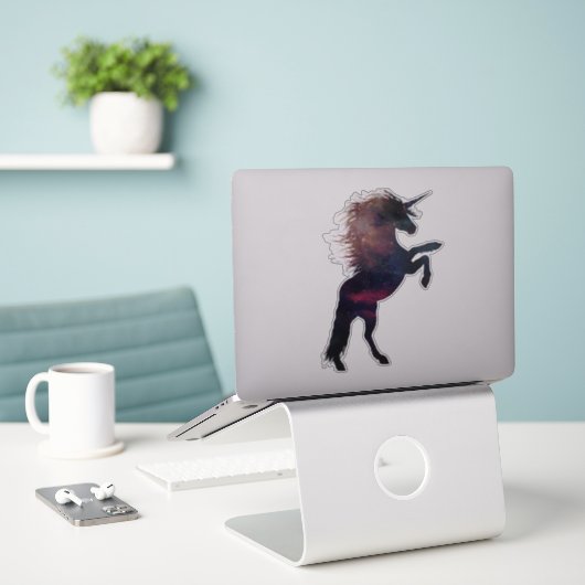 Magical Space Unicorn Sticker (Laptop op bureau)