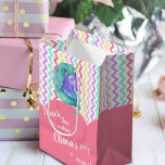 Magical Unicorn Chevron Pastel Kids Birthday Favor Medium Cadeauzakje<br><div class="desc">Magical Unicorn Chevron Pastel Kids Birthday Favor Medium Gift Bag. Het ontwerp heeft een pastel-chevron-patroonachtergrond met een schattige blauwe groene eenhoorn. Dit maakt deel uit van een collectie. Voor om het even welke aanpassing,  voel me vrij om me op mypaperlove2021@gmail.com te contacteren.</div>