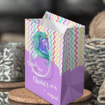 Magical Unicorn Chevron Pastel Kids Birthday Favor Medium Cadeauzakje<br><div class="desc">Magical Unicorn Chevron Pastel Kids Birthday Favor Medium Gift Bag. Het ontwerp heeft een pastel-chevron-patroonachtergrond met een schattige blauwe groene eenhoorn. Dit maakt deel uit van een collectie. Voor om het even welke aanpassing,  voel me vrij om me op mypaperlove2021@gmail.com te contacteren.</div>