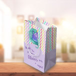 Magical Unicorn Chevron Pastel Kids Birthday Favor Medium Cadeauzakje<br><div class="desc">Magical Unicorn Chevron Pastel Kids Birthday Favor Medium Gift Bag. Het ontwerp heeft een pastel-chevron-patroonachtergrond met een schattige blauwe groene eenhoorn. Dit maakt deel uit van een collectie. Voor om het even welke aanpassing,  voel me vrij om me op mypaperlove2021@gmail.com te contacteren.</div>