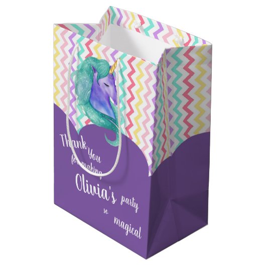 Magical Unicorn Chevron Pastel Kids Birthday Favor Medium Cadeauzakje (Achterkant Gekanteld)