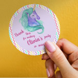 Magical Unicorn Chevron Pastel Kids Birthday Party Ronde Sticker<br><div class="desc">Magical Unicorn Chevron Pastel doodt Birthday Party Classic Round Sticker . Het ontwerp heeft een pastel chevron patroonachtergrond met een schattige blauwe groene eenhoorn en een gepersonaliseerde dankjewel die u in een doopvont schrijft. Een must voor een perfecte eenhoorn verjaardagsfeestje. Pas het aan door de naam van het verjaardagsjoch/meisje en...</div>