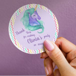 Magical Unicorn Chevron Pastel Kids Birthday Party Ronde Sticker<br><div class="desc">Magical Unicorn Chevron Pastel doodt Birthday Party Classic Round Sticker . Het ontwerp heeft een pastel chevron patroonachtergrond met een schattige blauwe groene eenhoorn en een gepersonaliseerde dankjewel die u in een doopvont schrijft. Een must voor een perfecte eenhoorn verjaardagsfeestje. Pas het aan door de naam van het verjaardagsjoch/meisje en...</div>
