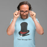 Magicians Pet en Magic Wand Persoonlijk T-shirt<br><div class="desc">Voeg een naam of een aangepast bericht toe aan creëer een gepersonaliseerd geschenk dat perfect is voor goochelaars van elke leeftijd. Dit grafische t-shirt heeft een realistische stijlillustratie van het pet van een goochelaar in zwart en rood en een toverstaf in zwart en wit met een naam onder de afbeelding....</div>