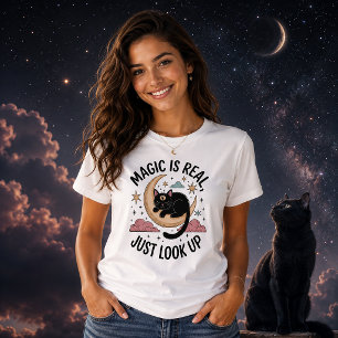 Magie is Echte Mystieke Zwarte Kat Hemelse Maan T-shirt