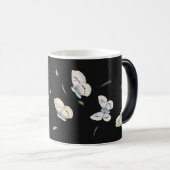 Magisch blauw en Cream Butterflies in Flight Black Magische Mok (Voorkant rechts)