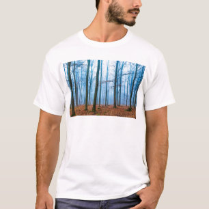 Magisch bos in mist in blauw en oranje t-shirt