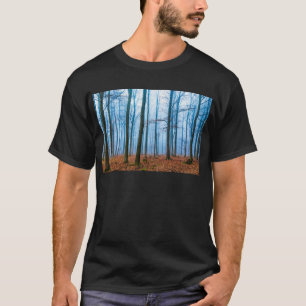 Magisch bos in mist in blauw en oranje t-shirt