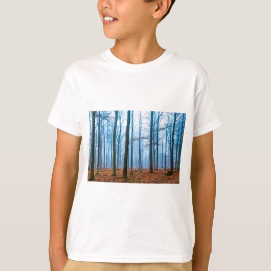 Magisch bos in mist in blauw en oranje t-shirt (Voorkant)