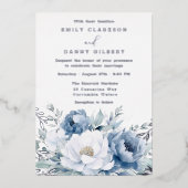 Magisch stoffig blauw & wit bloemig bruiloft zilve folie uitnodiging (Voorkant)