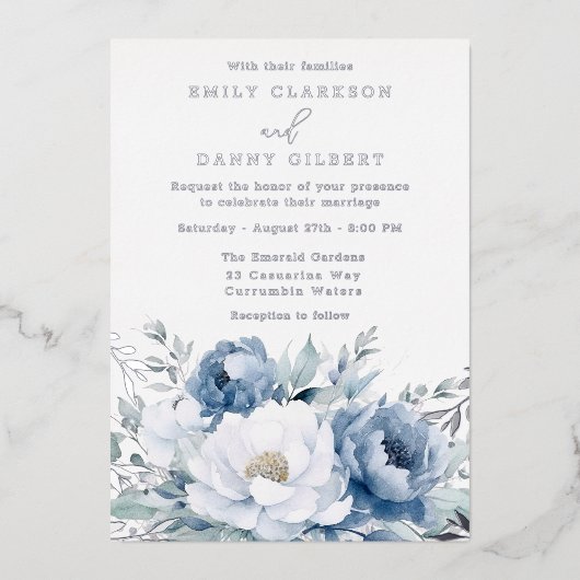 Magisch stoffig blauw & wit bloemig bruiloft zilve folie uitnodiging (Voorkant)