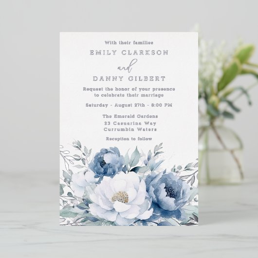 Magisch stoffig blauw & wit bloemig bruiloft zilve folie uitnodiging (Staand Voorkant)