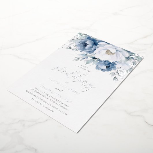 Magisch Winterseizoen Stoffig Blauw Bruiloft Zilve Folie Uitnodiging (Gedraaid)