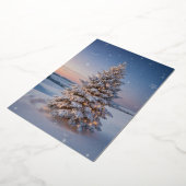 Magische besneeuwde kerstboom bij zonsondergang folie feestdagenkaart (Gedraaid)