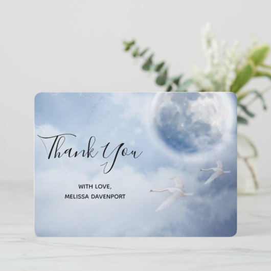 Magische blauwe hemel met vliegende zwanen Dank u Bedankkaart (Staand voorkant)