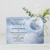 Magische blauwe hemel met vliegende zwanenbruiloft kaart (Staand voorkant)