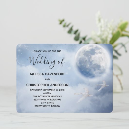 Magische blauwe hemel met vliegende zwanenbruiloft kaart (Staand voorkant)