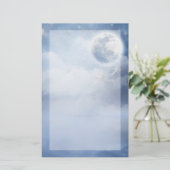 Magische blauwe hemel met vliegende zwemmen briefpapier (Staand voorkant)