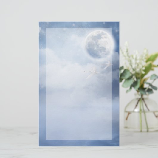 Magische blauwe hemel met vliegende zwemmen briefpapier (Staand voorkant)