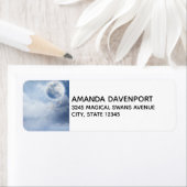 Magische blauwe hemel met vliegende zwemmen etiket (Insitu)