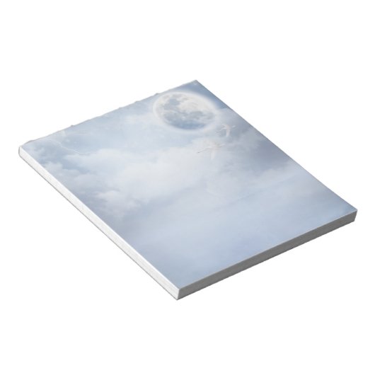 Magische blauwe hemel met vliegende zwemmen notitieblok (Schuin)