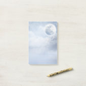 Magische blauwe hemel met vliegende zwemmen post-it® notes (Op bureau)