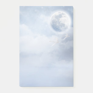 Magische blauwe hemel met vliegende zwemmen post-it® notes