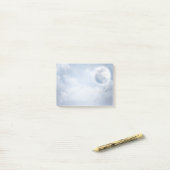 Magische blauwe hemel met vliegende zwemmen post-it® notes (Op bureau)