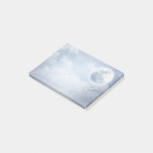 Magische blauwe hemel met vliegende zwemmen post-it® notes (Schuin)