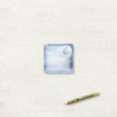 Magische blauwe hemel met vliegende zwemmen post-it® notes (Op bureau)