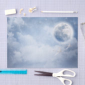 Magische blauwe hemel met vliegende zwemmen tissuepapier (Craft)