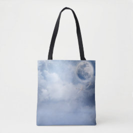 Magische blauwe hemel met vliegende zwemmen tote bag