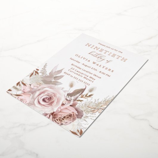 Magische Blush & Roos Bloemen 90ste Verjaardag Folie Uitnodiging (Gedraaid)