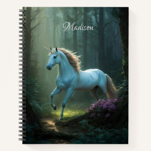 Magische eenhoorn in betoverd bos gepersonaliseerd notitieboek