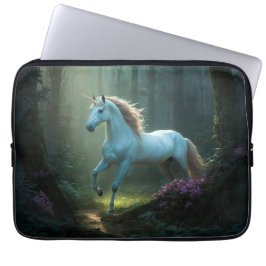 Magische eenhoorn in betoverd bos laptop sleeve