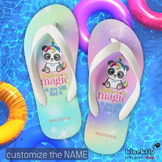 Magische eenhoorn panda op regenboogachtergrond kinder teenslippers