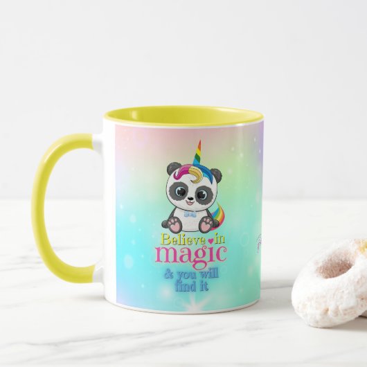 Magische eenhoorn panda op regenboogachtergrond mok (Met donut)