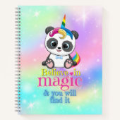 Magische eenhoorn panda op regenboogachtergrond notitieboek (Voorkant)