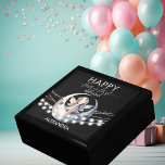 Magische Fairy Eerste Meisje Gelukkige Verjaardag Cadeaudoosje<br><div class="desc">Magische Fairy First Girl Happy Birthday geschenkdoos - betoverend ontwerp met Fairy Lights, Maan en Pixie Dust. Perfect voor de 1e verjaardag. Dompel jezelf onder in de betoverende wereld van feeën met onze "Magical Fairy First Girl Happy Birthday Gift Box." Ontworpen om een vleugje magie toe te voegen aan de...</div>
