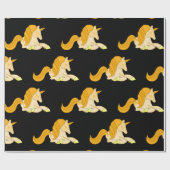 Magische Golden Unicorn op zwarte achtergrond Cadeaupapier (Vlak)