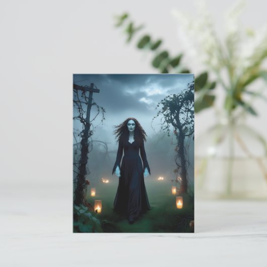 Magische, griezelige heks in een vervallen tuin briefkaart (Staand voorkant)