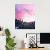 Magische heldere roze zon boven sneeuwwoud poster (Thuiskantoor)