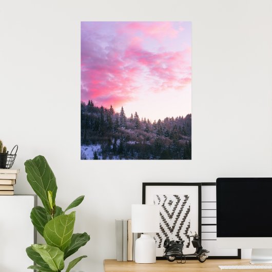 Magische heldere roze zon boven sneeuwwoud poster (Thuiskantoor)