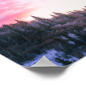 Magische heldere roze zon boven sneeuwwoud poster (Hoek)