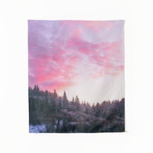 Magische heldere roze zon boven sneeuwwoud