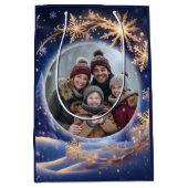 Magische kersttijd - gouden sneeuwvlokken, foto medium cadeauzakje (Voorkant)