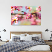 Magische kleuren van de Sakura-tuin in het voorjaa Canvas Afdruk (Insitu (Slaapkamer))