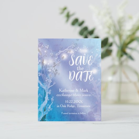 Magische Lichten Blauw Wit Huwelijk Sla de Datum o Aankondigingskaart (Staand voorkant)