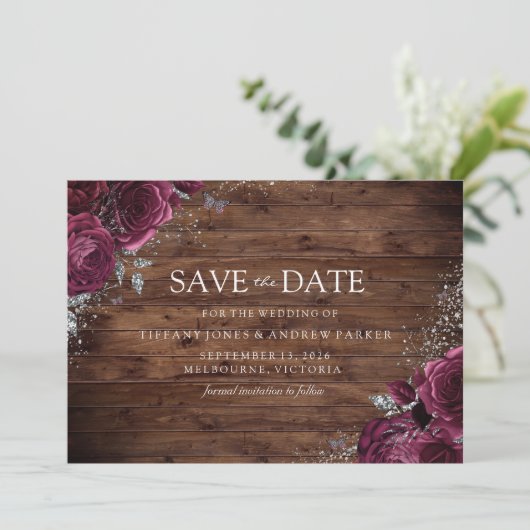 Magische maroon Rozen Rustic Wedding Save The Date (Staand voorkant)